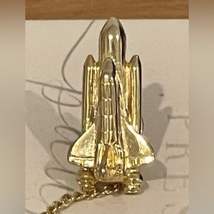 Vintage Space Shuttle gold tone tie pin -large